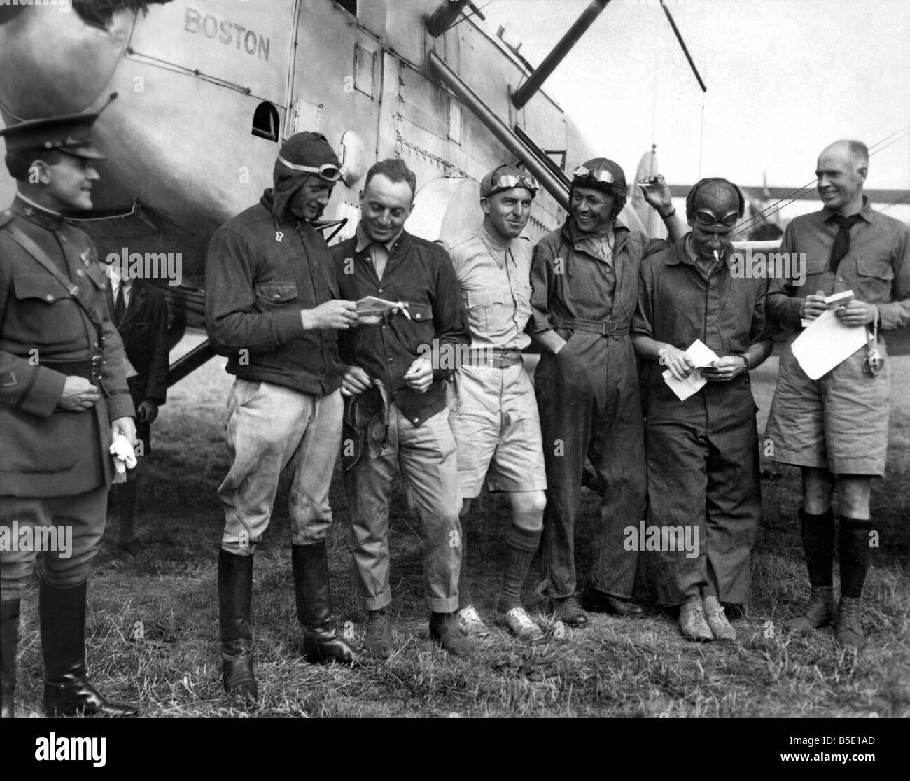 Quattro Douglas mondo incrociatori, siluro modificato bombardieri, chiamato dopo la città di Seattle, Chicago, Boston e New Orleans ha preso il via dal lago Washington, Seattle il 6 aprile 1924 e andando verso ovest per volare in giro per il mondo. Seattle è stata persa quando si ha colpito una montagna in Alaska. Qui raffigurato è Boston con Lt Lowell H Smith il leader e il suo equipaggio quando sono arrivati a Croydon il 17 luglio 1924; più tardi di forza-sbarcati in Atlantico, con i rimanenti due arrivando a Seattle il 28 settembre dopo il loro 27,534 miglia di volo oltre 28 paesi. Stati Uniti d'America di tutto il mondo tentano di volo 1924 P001029 Foto Stock