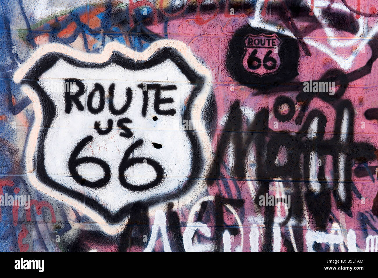 Coperto di graffiti la stazione di gas, Route 66, Amboy, California, USA, America del Nord Foto Stock