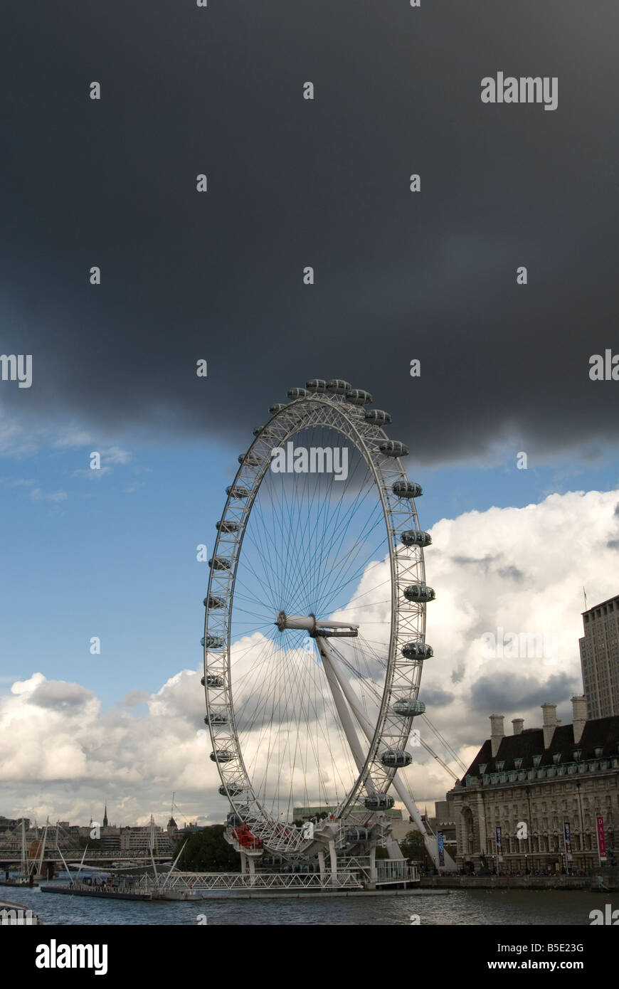 Un'immagine dell'Occhio di Londra con una scura nuvola tempestosa sopra di esso appena prima che inizi a pioggia Foto Stock