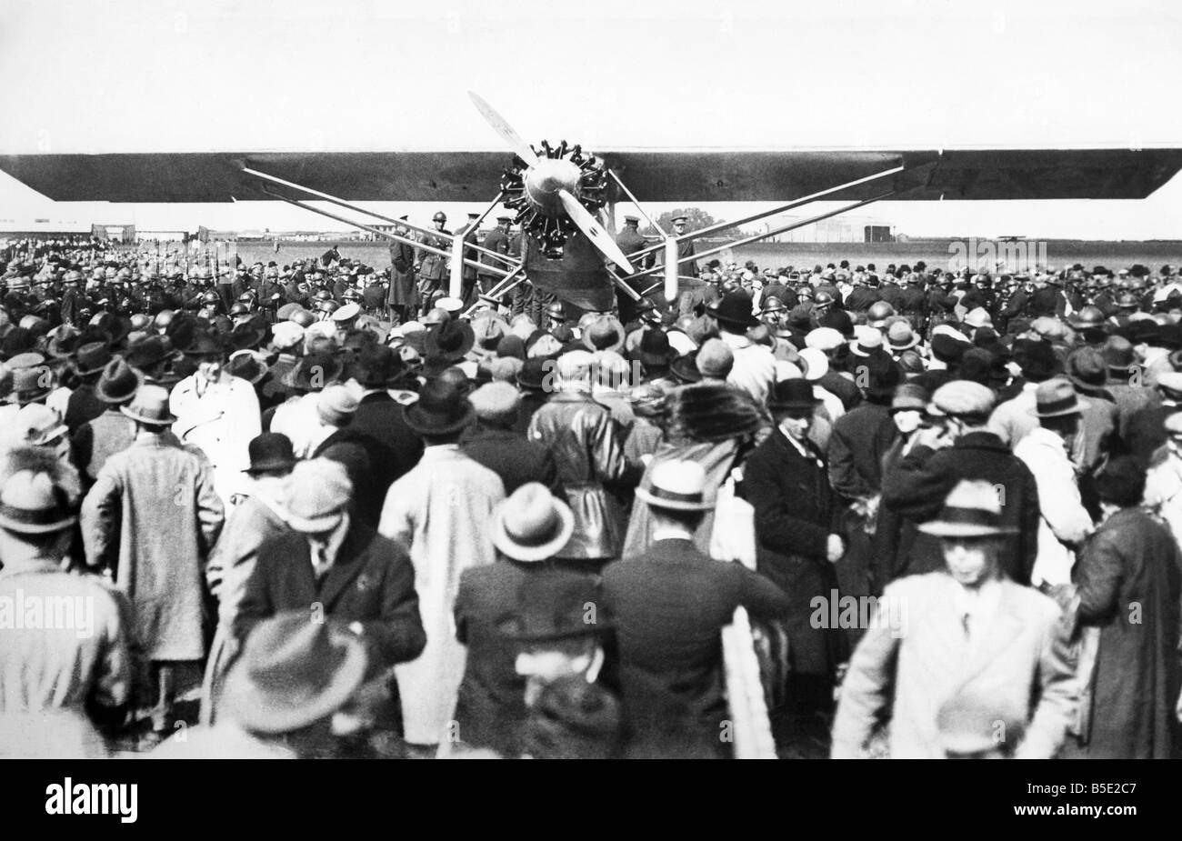 Capt Charles un LindberghÕs spirito di St Louis, un Ryan NYP mono-motore monoplan arriva a Croydon il 30 maggio 1927 da Parigi via Bruxelles, dove egli è stato rispettato dalla più grande folla che mai si sia riunita in un aeroporto per soddisfare un volo in arrivo. Il 20 e 21 maggio 1927 Lindbergh ha effettuato per la prima volta da solo non-stop di attraversamento del Nord Atlantico da Long Island, New York a Parigi (a Le Bourget) in 33 ore, 39 minuti. Egli ha coperto una distanza di 3,590 miglia per vincere un premio di $25.000. Questo velivolo è esposta nel Smithsonian Institution National Air & Space Museum di Washington, DC. P000951 Foto Stock