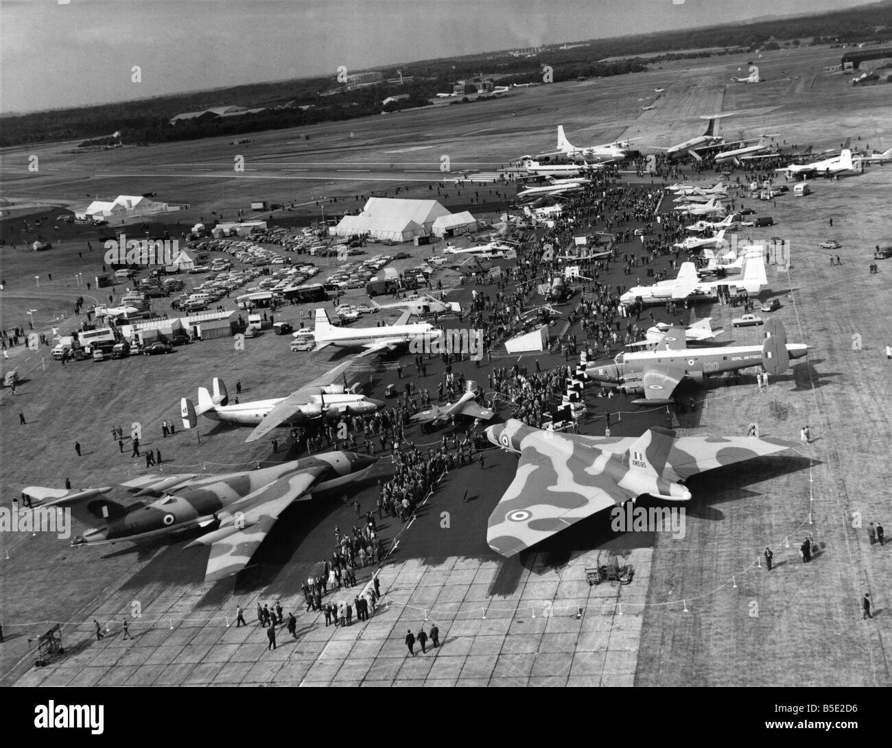 Farnborough Air Show si apre dopo due anni di pausa. Un uccelli' occhio del Farnborough Visualizza - la prima di due anni - presi da un Westland Widgen elicottero. Il mimetizzata aeromobile in primo piano sulla sinistra , un Victor, e sulla destra un Vulcan. Accanto al Vulcano sorge un ambasciatore. Dietro il Vulcan è un Shackleton e poi una colomba. ;Settembre 1964 Foto Stock