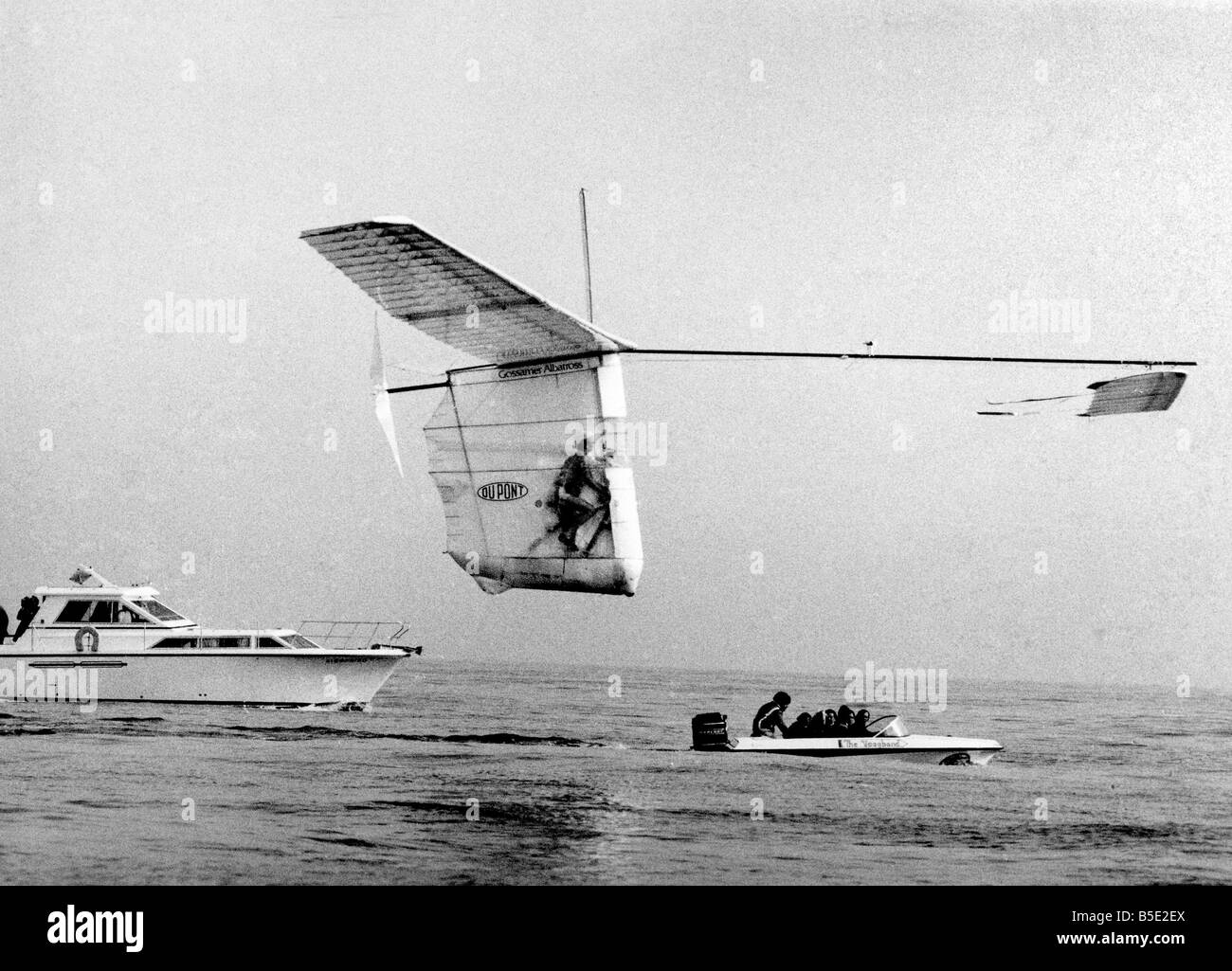 Primo uomo Powered volo attraverso il canale. L'albatro Gossimer pedalato da Bryan Allen&#13;&#10;Giugno 1979 Foto Stock