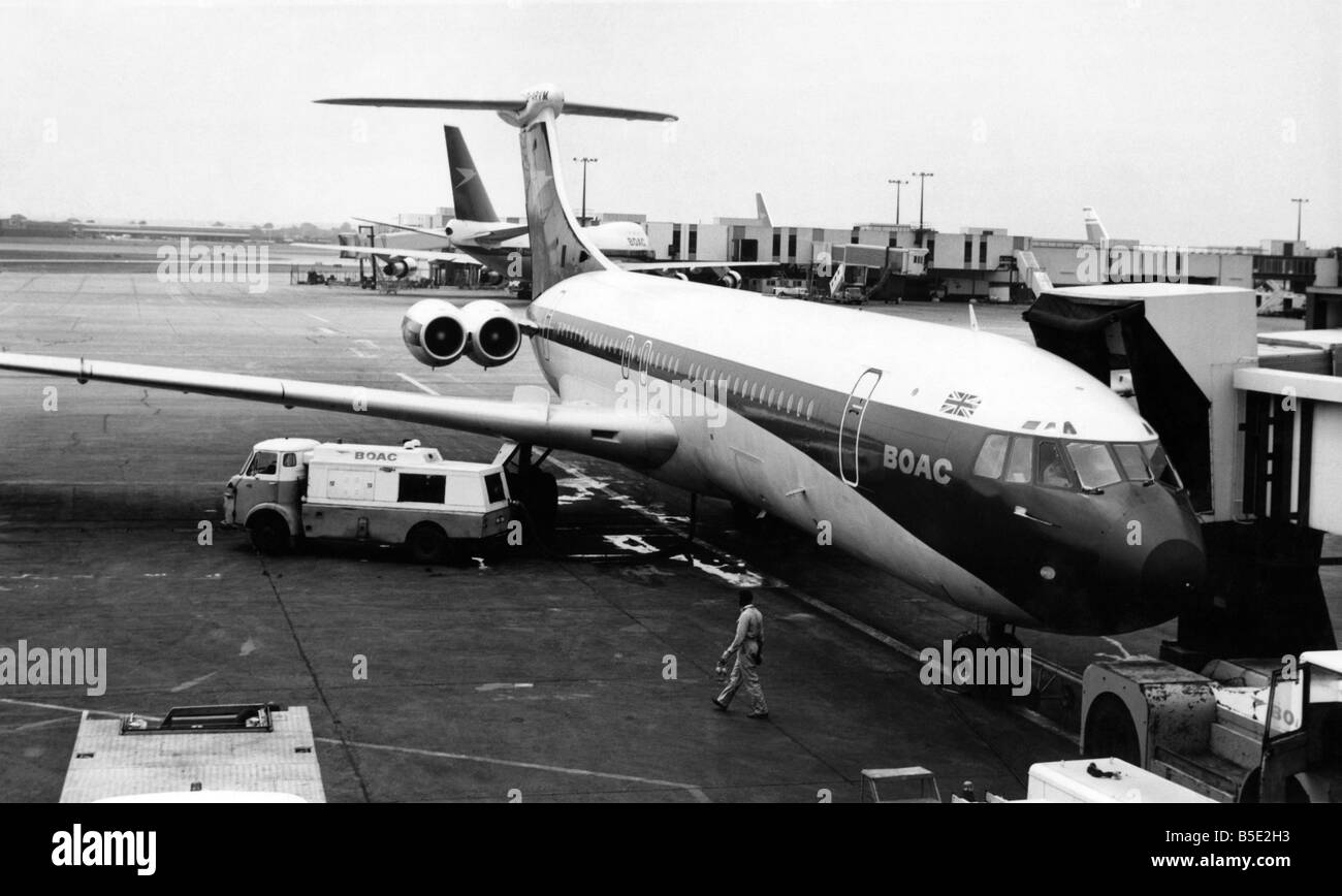 26 bambini inglesi hanno preso al volo un'avventura ;si trovarono intrappolati in un rapimento dramma a bordo di un aereo britannico. È stato un colpo di freddo - effettuato dopo la BOAC VC10 è stato costretto ad atterrare a Bengasi, Libia. Tranquillamente, due figure chiave nella lotta per il potere nel confinante Sudan sono stati rapiti dall'aereo. Quindi il getto è stato permesso di lasciare. La BOAC VC-10 Jet, in sicurezza torna a Heathrow dopo la spazzola con pericolo. Più tardi ha volato fuori con un nuovo equipaggio per completare il suo cammino interrotto. Luglio 1971 P001079 Foto Stock