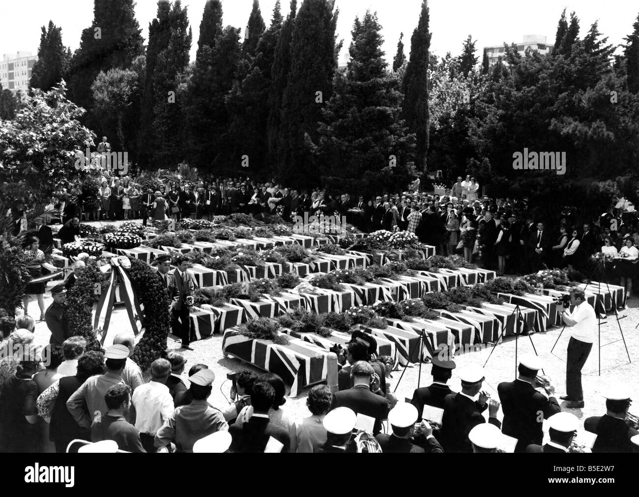 Unione martinetti drappeggio bare di quaranta-cinque turisti britannici che morì dieci giorni fa quando la loro vacanza aereo si schiantò in Iugoslavia. I parenti delle vittime sono volato in Inghilterra per la open-air service sul Foto Stock