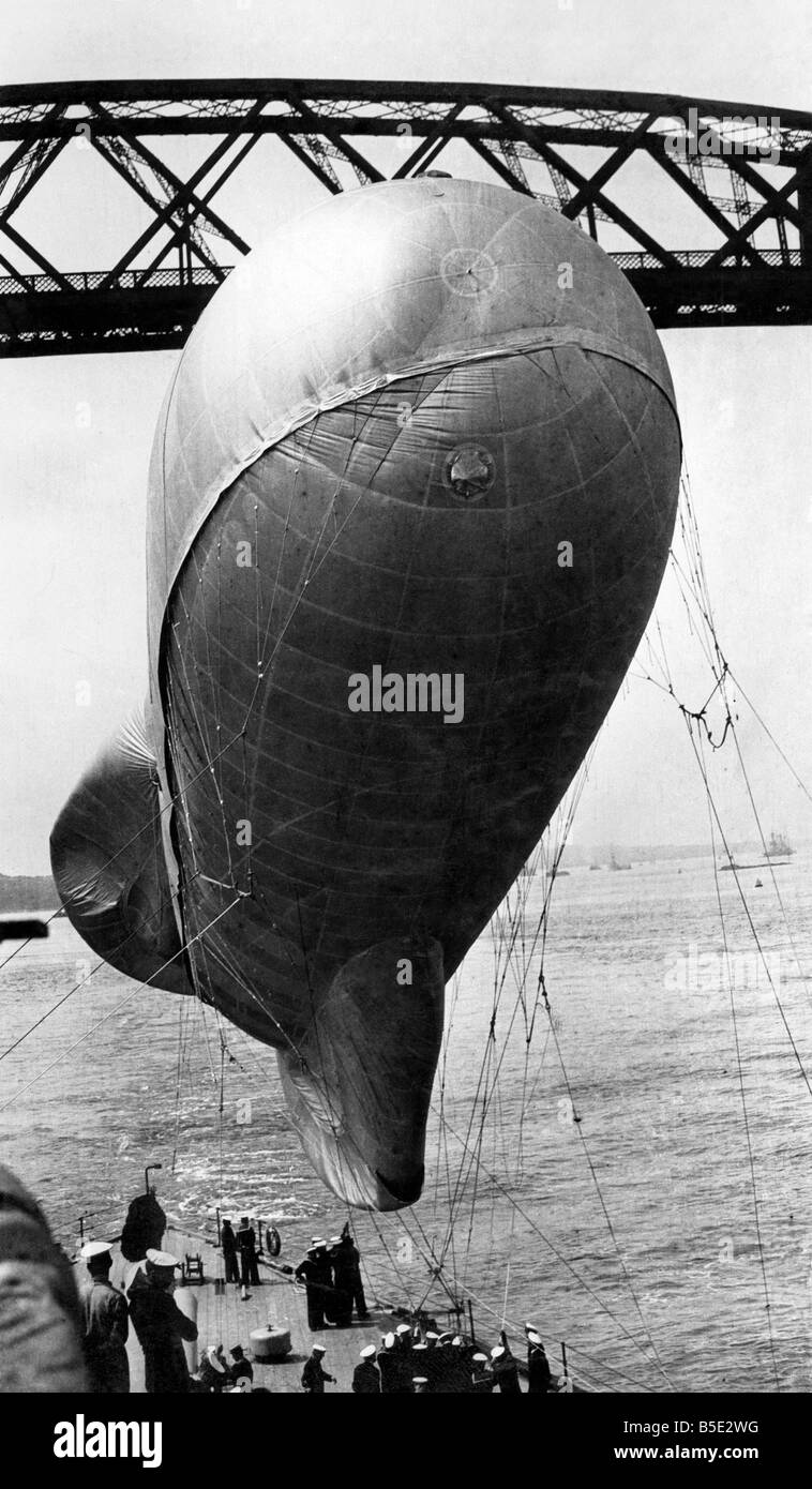 Un pallone a trainare da una nave da guerra come passò sotto il Forth Bridge. Febbraio 1919 P001275 Foto Stock