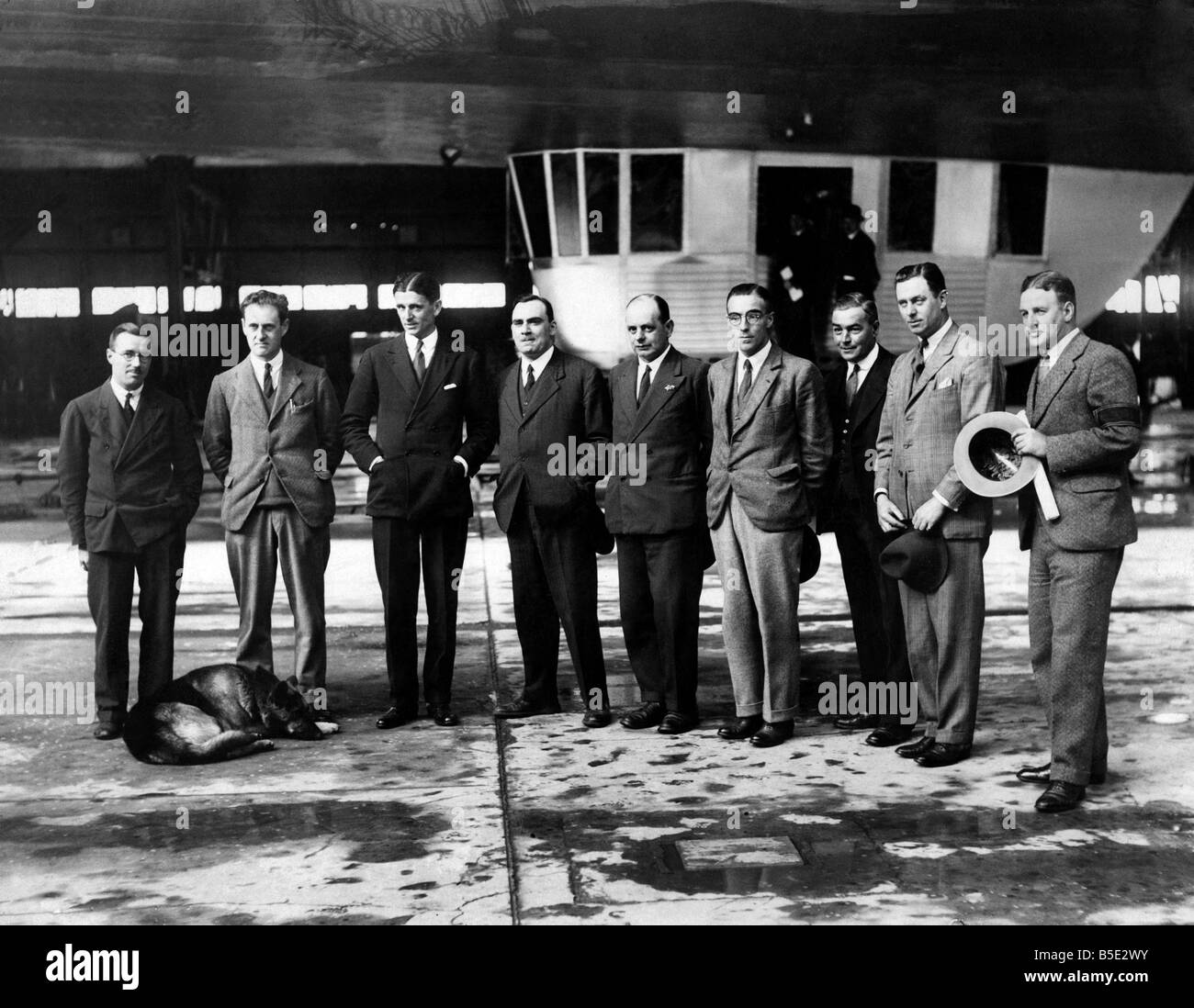 Gli uomini che hanno costruito e controllerà il dirigibile R101, visto qui a Cardington, Bedfordshire. Ottobre 1929 P001299 Foto Stock