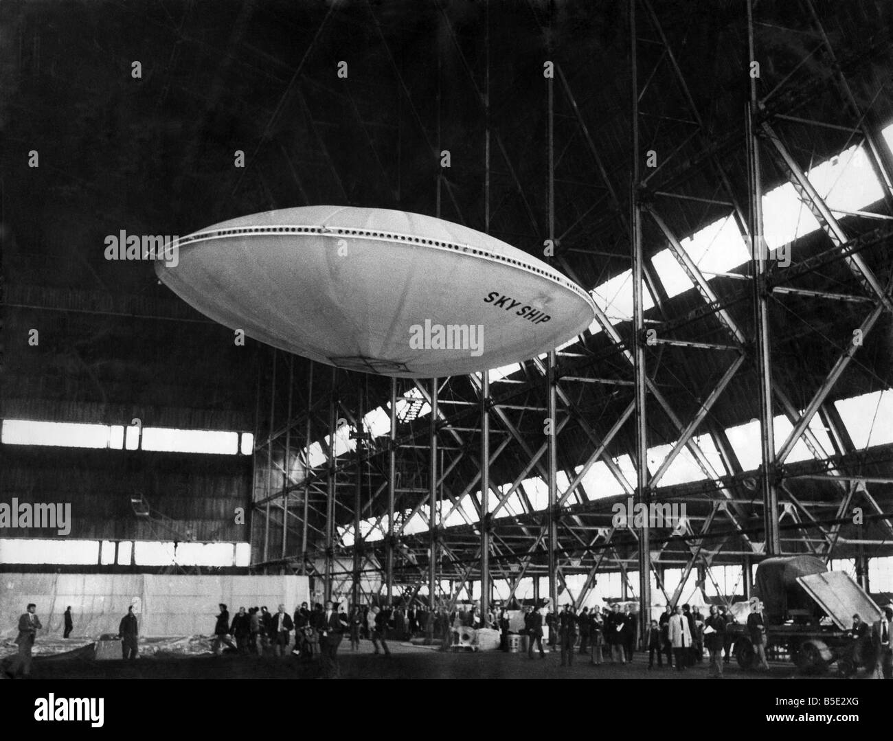 Molto silenzioso, il mondo il primo Flying Saucer - Skyship o come il suo designer preferisce chiamarla - alleggerite stesso nell'aria e la fantascienza è diventata la scienza di fatto. L'impostazione per la radio-controllato, volo senza equipaggio è stato il velivolo reale istituzione hangar a RAF Cardington, costruito per ospitare la sfortunata R101 dirigibile. ;Aprile 1975 Foto Stock