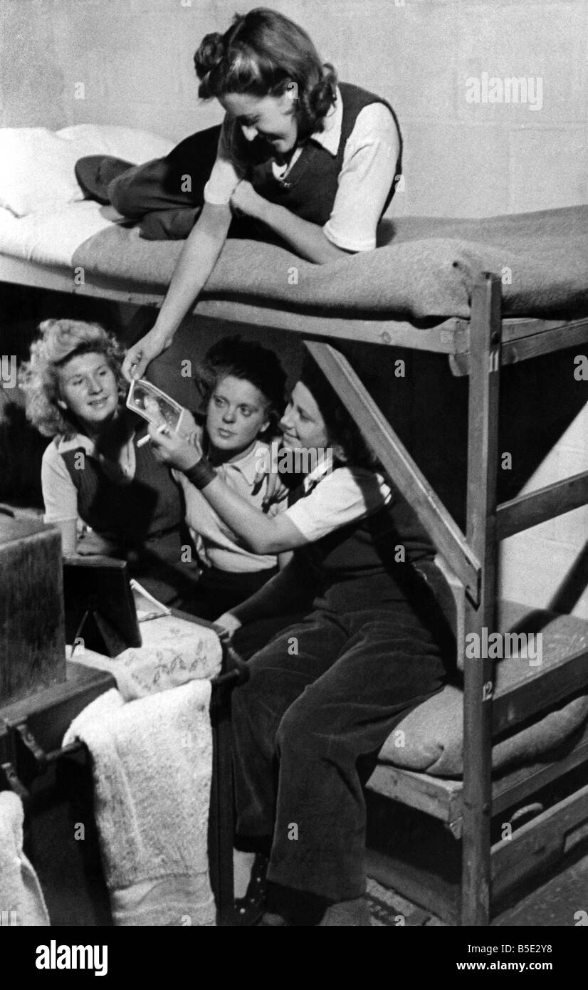 Le ragazze di donne nell esercito guardando le fotografie nel letto della loro soluzione WLA ostello. &#13;&#10;Febbraio 1944 Foto Stock