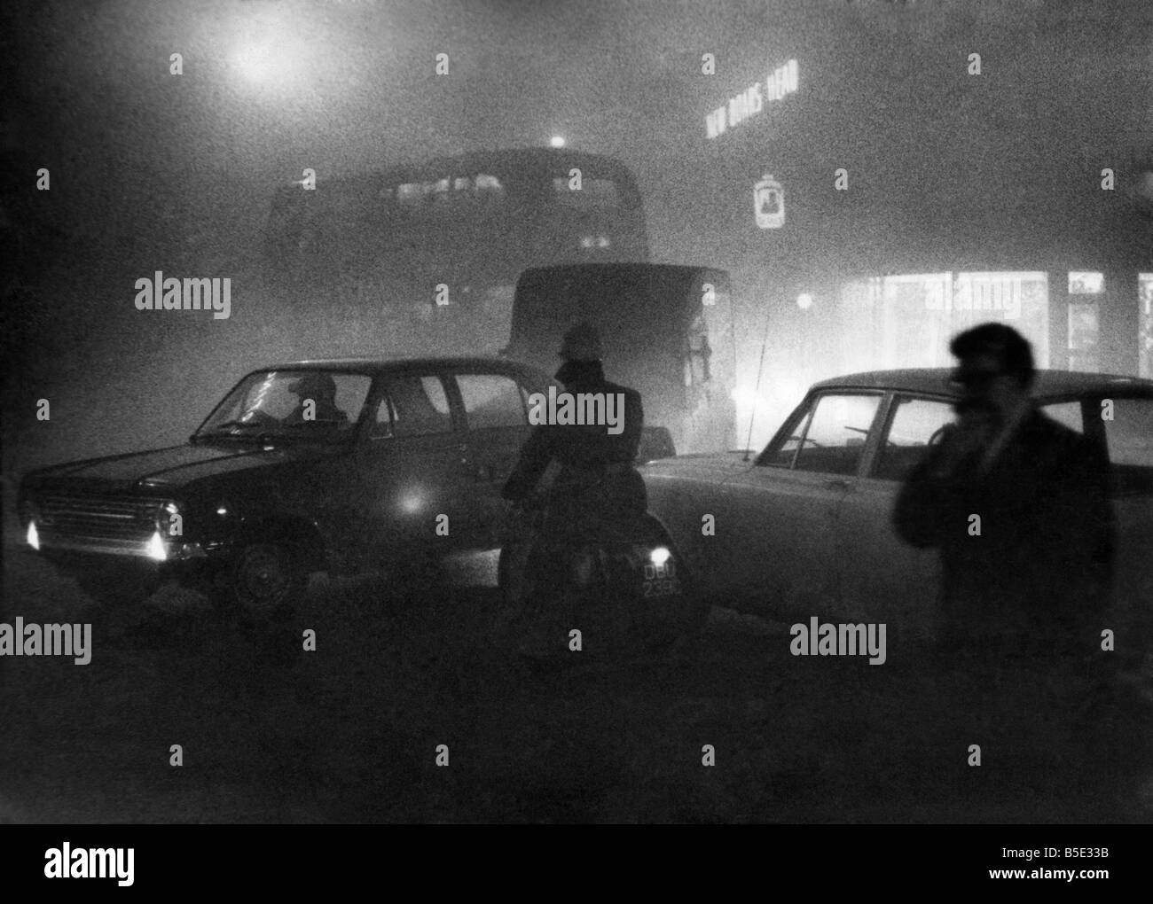 Lo smog di Londra causando la congestione del traffico stradale. Dicembre 1965 P001794 Foto Stock