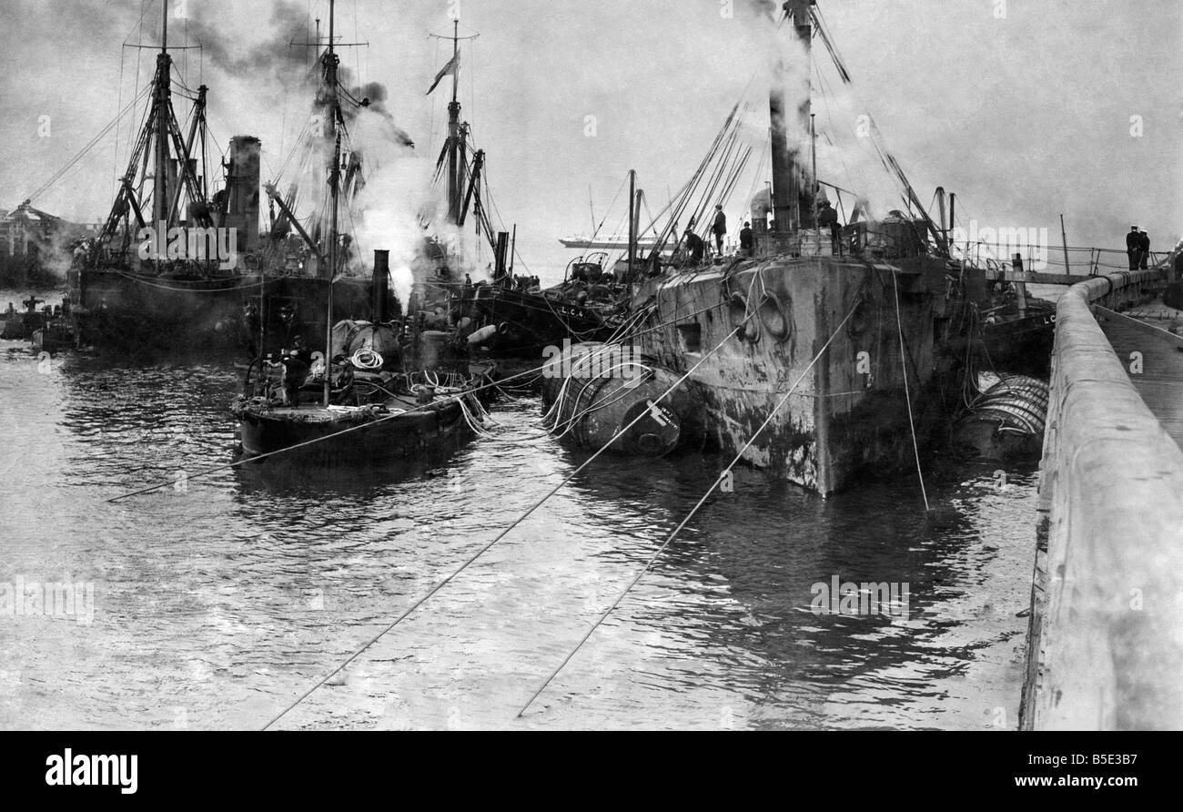 Corazzata inglese HMS vendicativo che fu affondato in Belgio durante il 1918 raid su Ostenda nella guerra mondiale si è sollevato e consegnato al governo belga per il rottame Novembre 1920 Foto Stock
