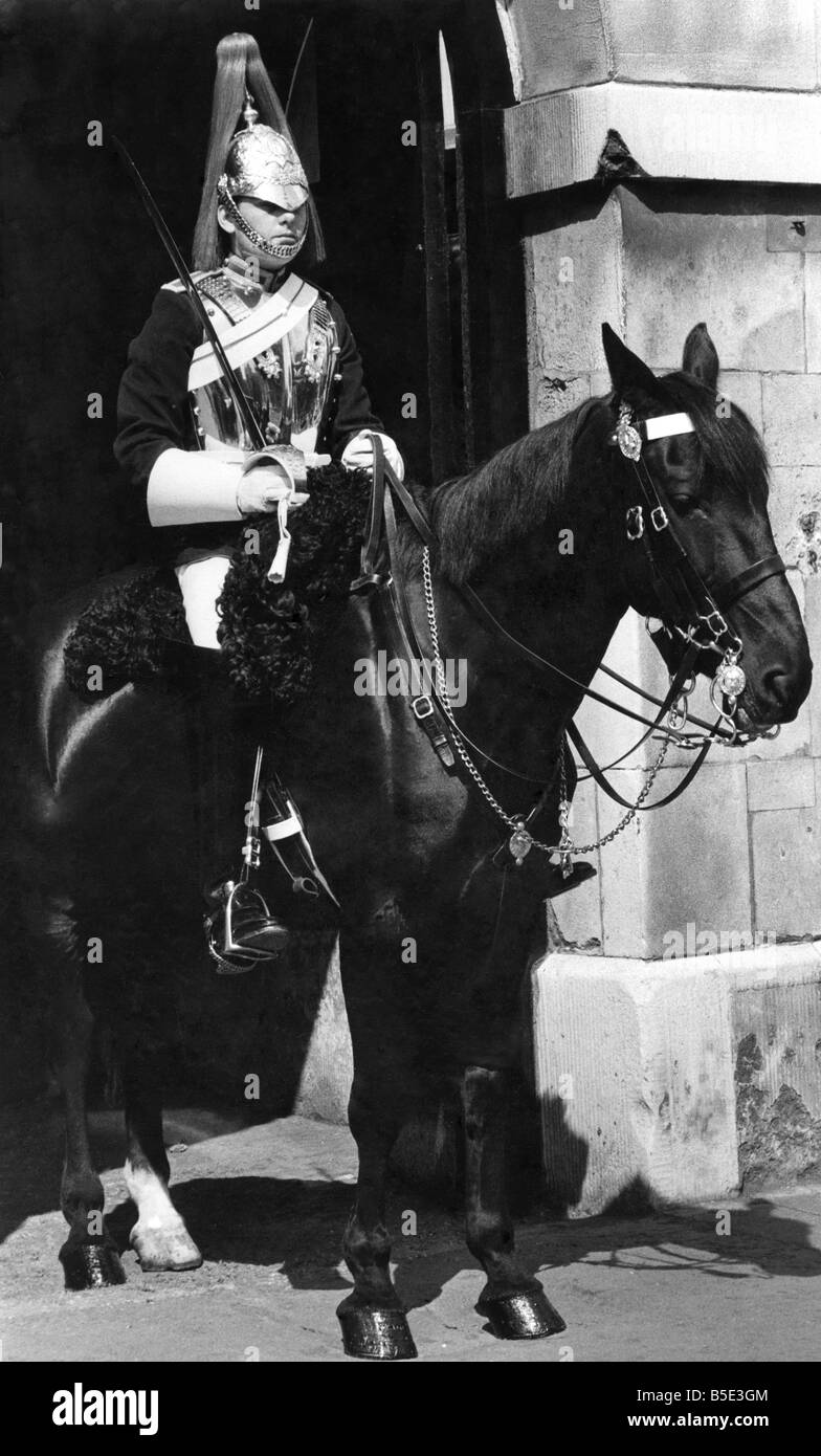 Un cavaliere montato su parade presso Horseguards Parade. Giugno 1979 Foto Stock