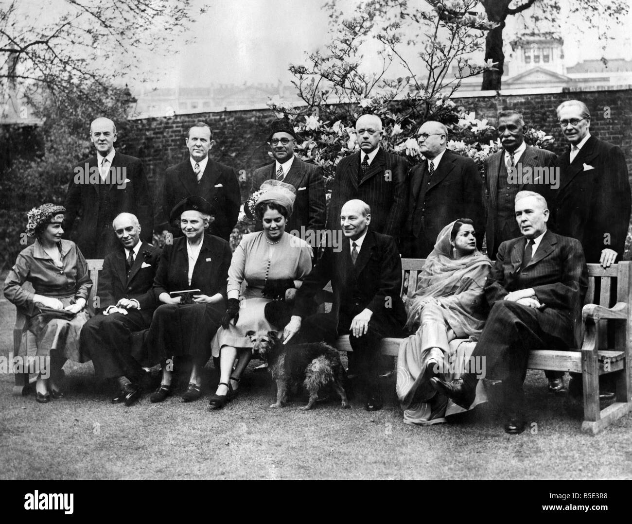 Conferenza del Commonwealth: da sinistra a destra bancata posteriore: - Sir Richard Stafford Cripps, il sig. Lester Pearson (Canada); Liaquat Ali Khan (Pakistan); il sig. Peter Fraser (Nuova Zelanda); e il dottor Malan (Sud Africa); Don Senayake (Ceylon); il sig. P. J. Noel Ð Baker. Da sinistra a destra seduti: - Sig.ra Attlee; Pandit Nehru (India); Signora Cripps; la sig.ra Malan; il sig. Clement Attlee; iniziata Ali Khan e il sig. Joseph Chiffley (Australia). ;Aprile 1949 Foto Stock