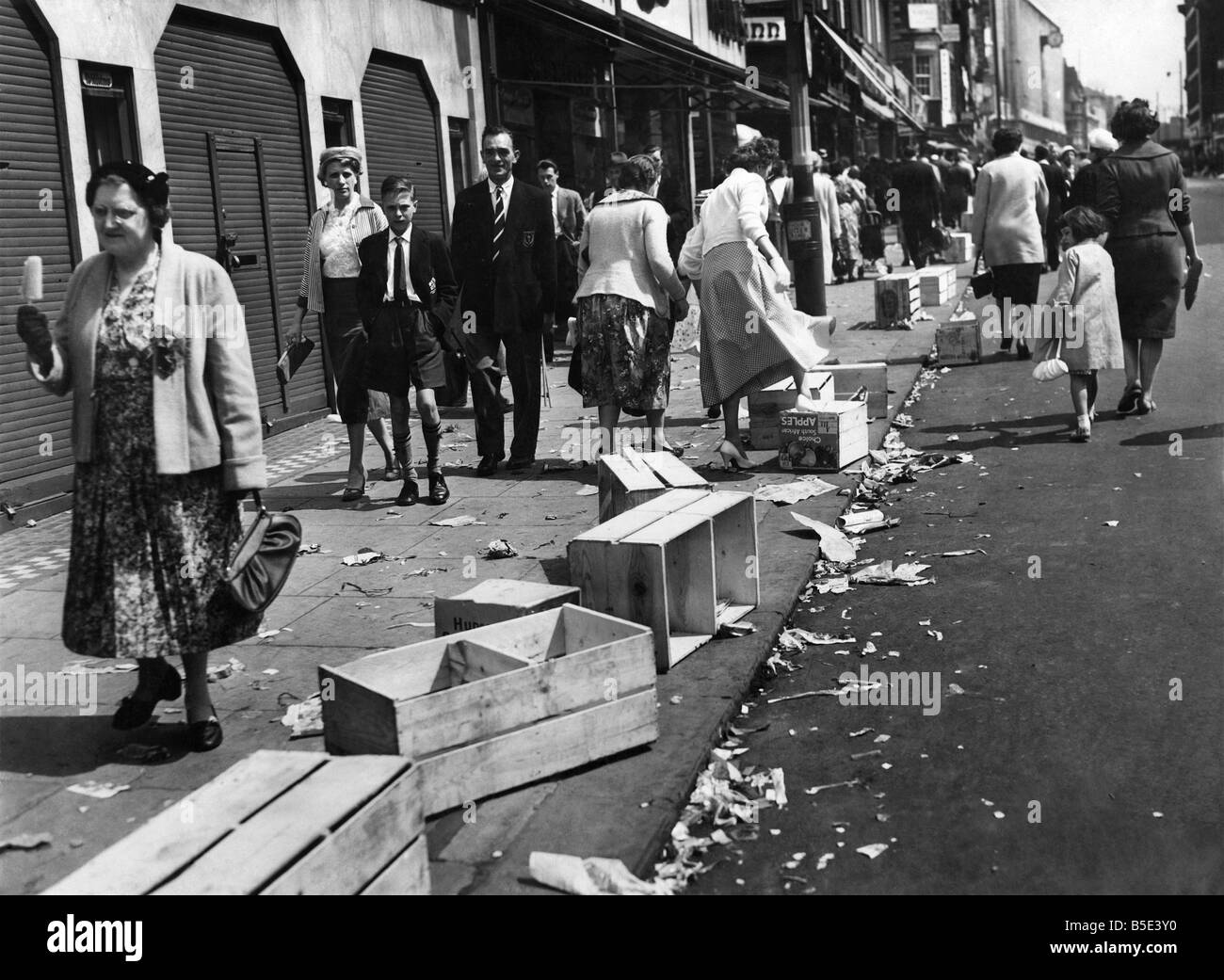 Linee di lettiera strade dopo il lunedì di Pentecoste passeggiate&#13;&#10;Maggio 1959 Foto Stock