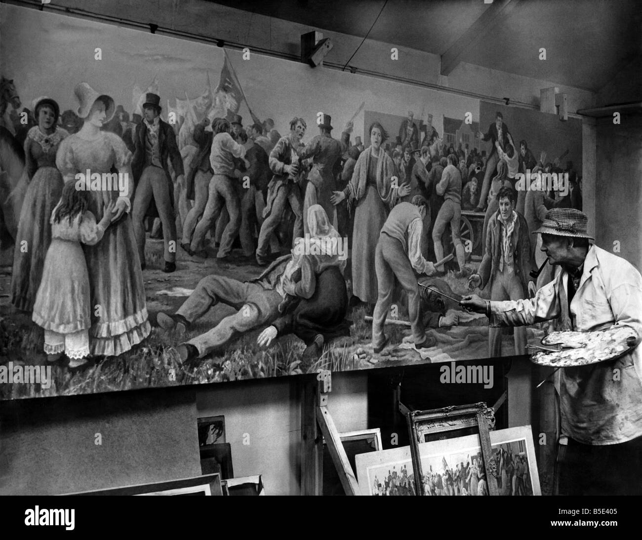 Il sig.H. Sherwood Edwards lavorando su una sezione del suo Peterloo murale che è quello di essere appeso nella nuova Free Trade Hall di Manchester. N Foto Stock