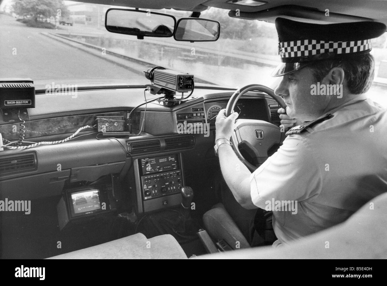 Funzionario di polizia Martin Hall nel appositamente attrezzate auto della polizia completo con le più recenti video e computer Foto Stock