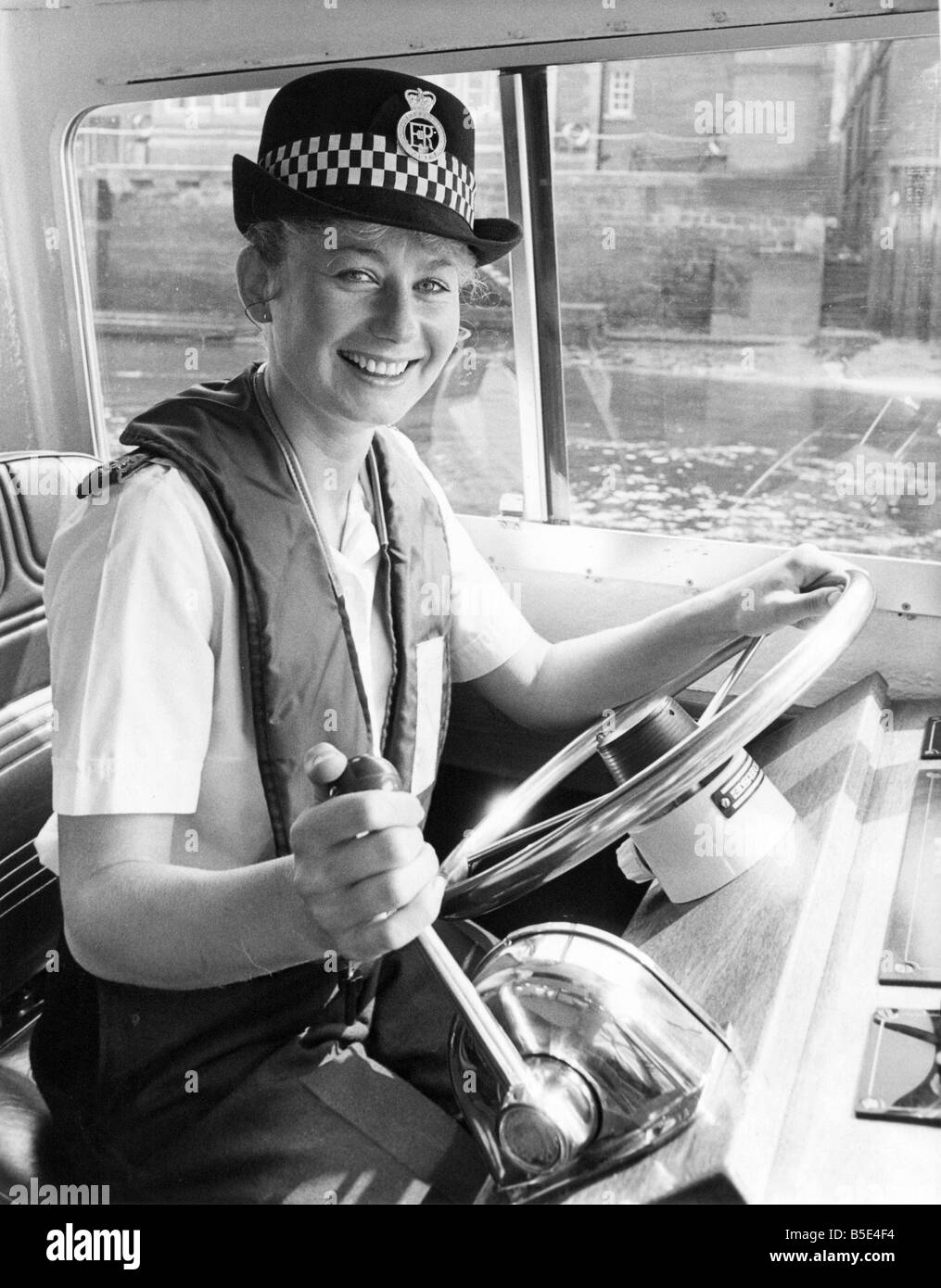 La vita nella forza di polizia è tutt'altro che roseo per la poliziotta Margy Rowland ha appena fatto la storia divenendo sempre prima la poliziotta per unire il marine sottodivisione in Northumbria Foto Stock