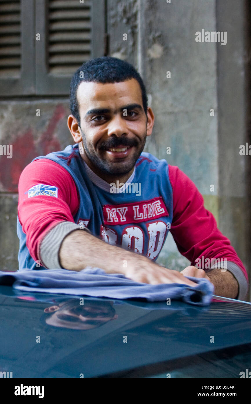 Uomo egiziano brilla di un auto in Alessandria d'Egitto Foto Stock