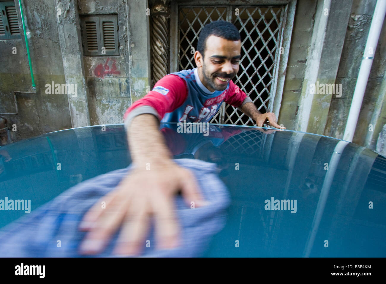 Uomo egiziano brilla di un auto in Alessandria d'Egitto Foto Stock