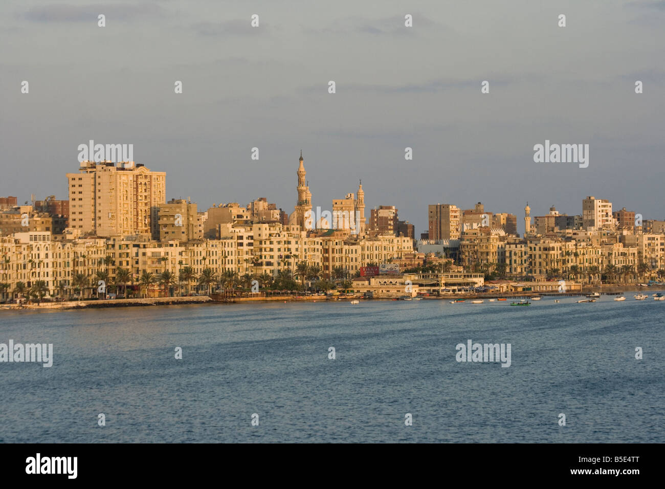 Sunrise sullo Skyline sulla Corniche di Alessandria d'Egitto Foto Stock