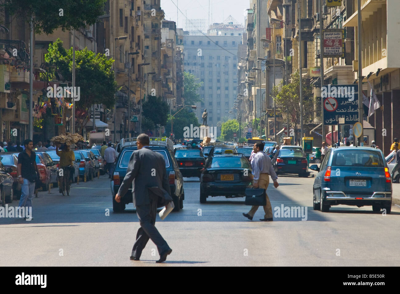 Strada urbana di scena in Il Cairo Egitto Foto Stock
