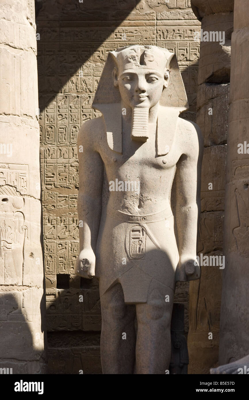 Statua di Ramses II al Tempio di Luxor in Egitto Luxor Foto Stock