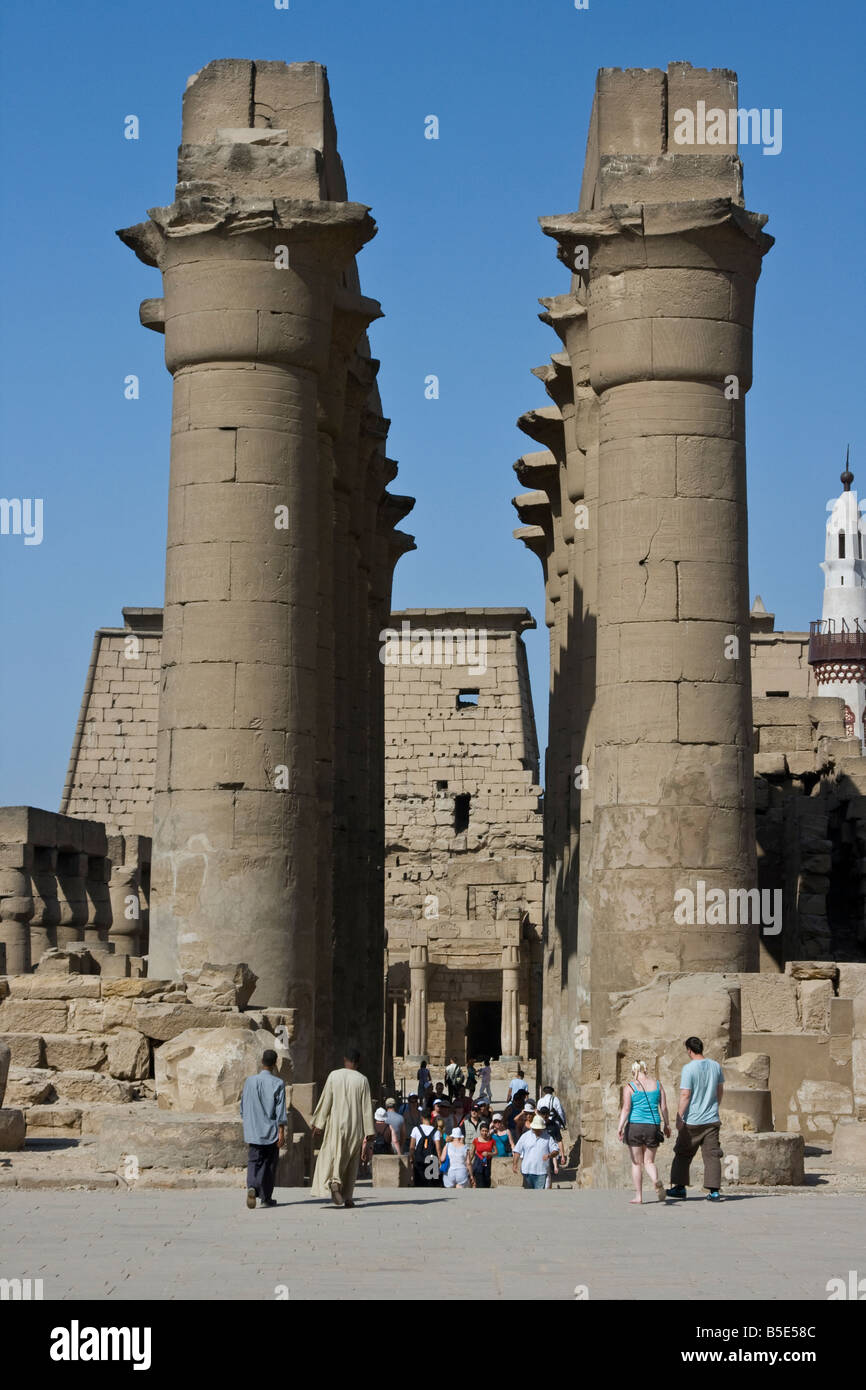Colonnato di Amenhotemp III al Tempio di Luxor in Egitto Luxor Foto Stock