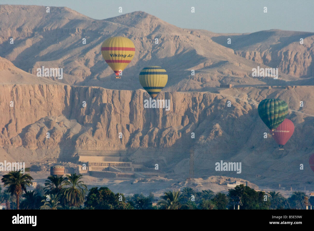 Giro in Mongolfiera sulla riva occidentale di Luxor in Egitto Foto Stock