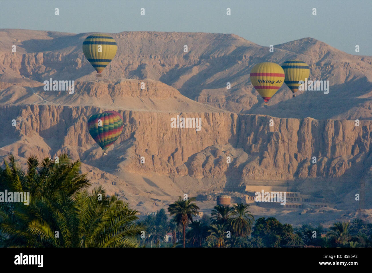Giro in Mongolfiera sulla riva occidentale di Luxor in Egitto Foto Stock