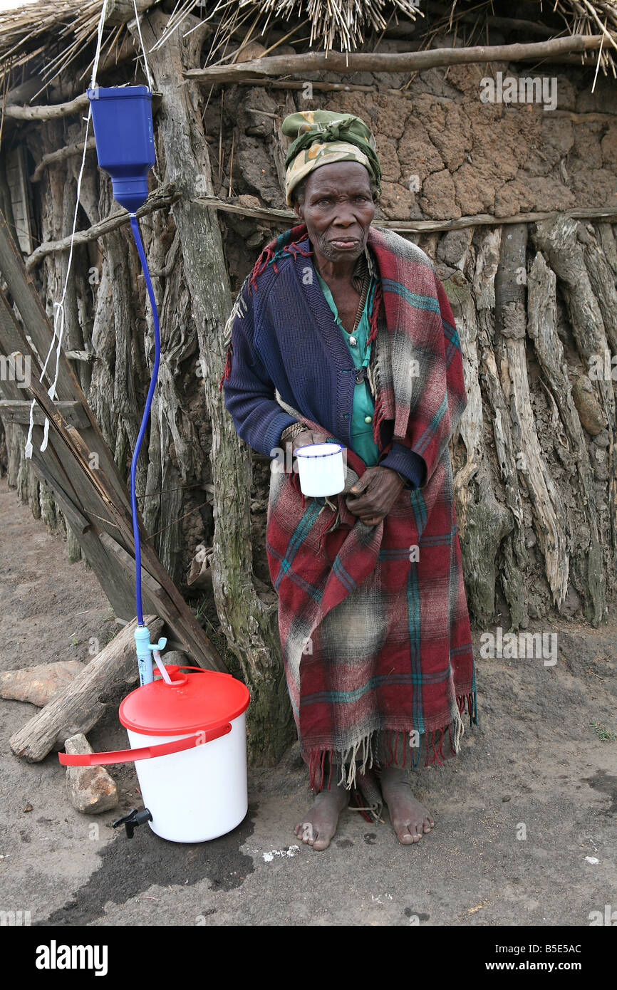 Swazi anziana signora con un 'lifestraw' sistema di purificazione dell'acqua, Lubombo, dello Swaziland Foto Stock