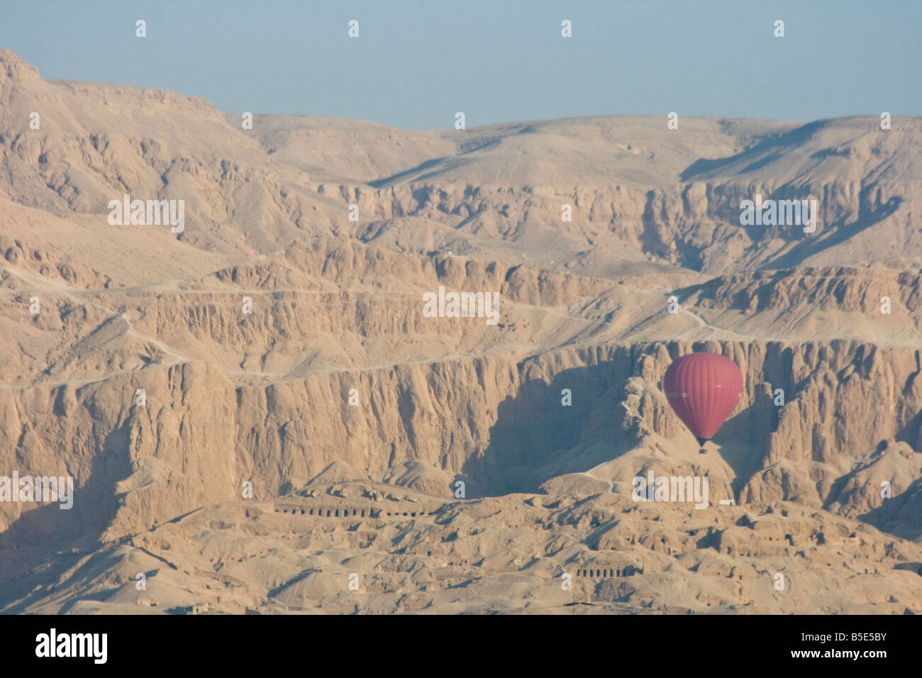Giro in Mongolfiera sulla riva occidentale di Luxor in Egitto Foto Stock