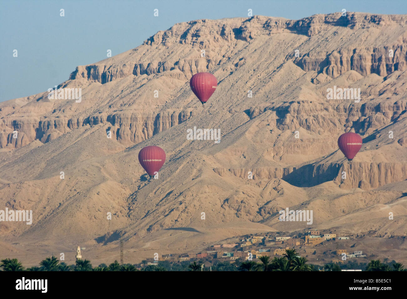 Giro in Mongolfiera sulla riva occidentale di Luxor in Egitto Foto Stock