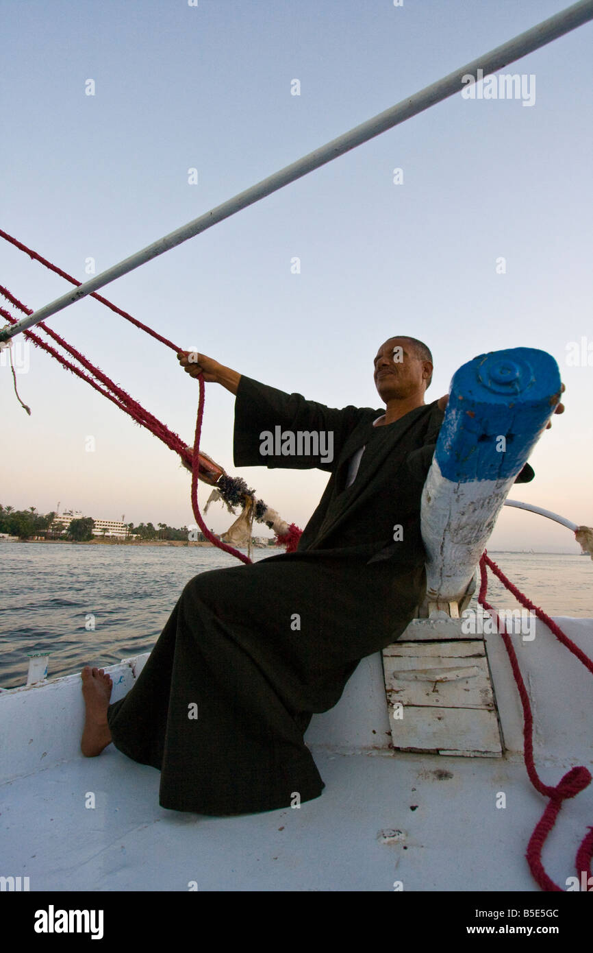 Barca a vela su Felucca sul Nilo in Egitto Luxor Foto Stock