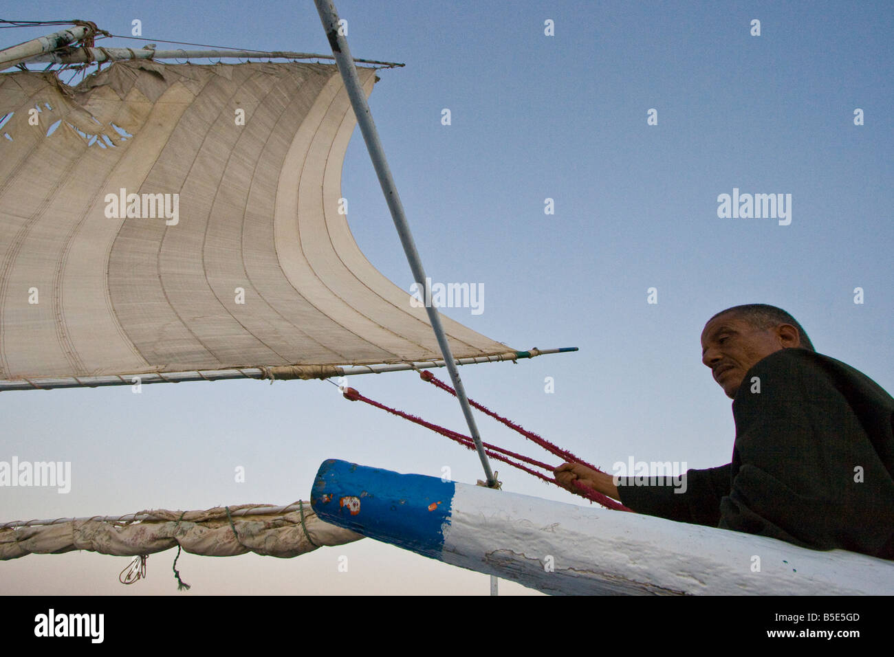 Barca a vela su Felucca sul Nilo in Egitto Luxor Foto Stock