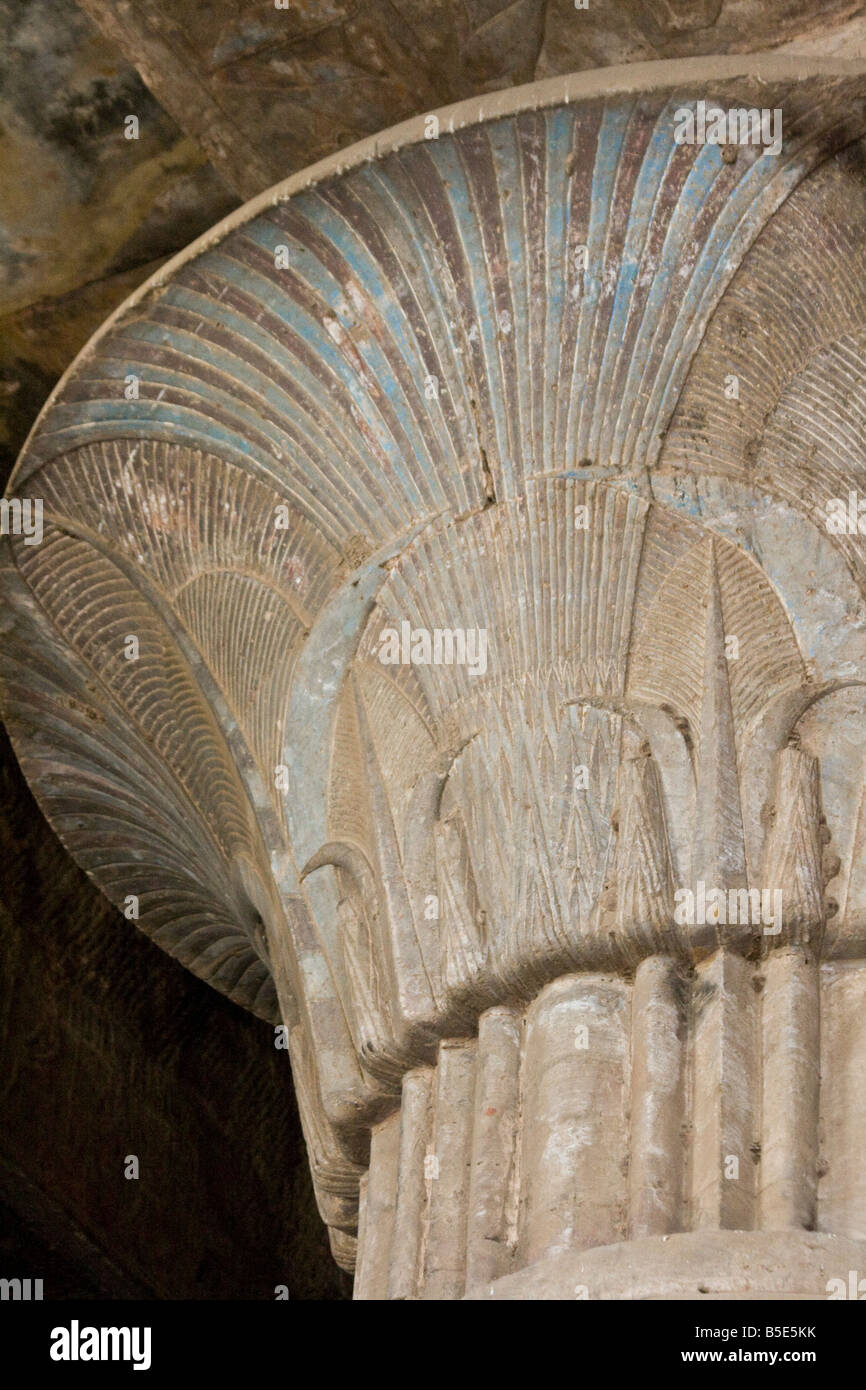 Parte superiore di una colonna che rappresenta il raccolto, Tempio di Horus in Edfu Egitto Foto Stock