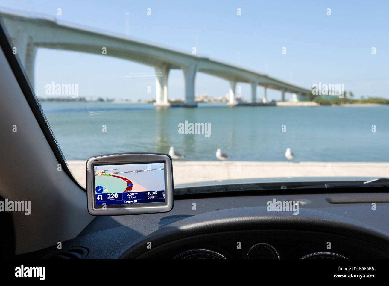La navigazione satellitare GPS System sul parabrezza di un auto in Clearwater, Florida, Stati Uniti d'America Foto Stock