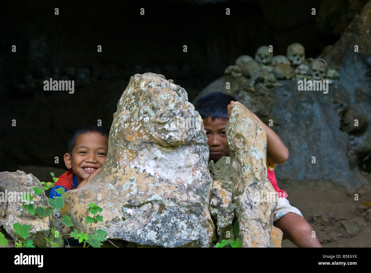 Ragazzi alla Grotta Tampangallo tombe nella Tana Toraja su Sulawesi in Indonesia Foto Stock