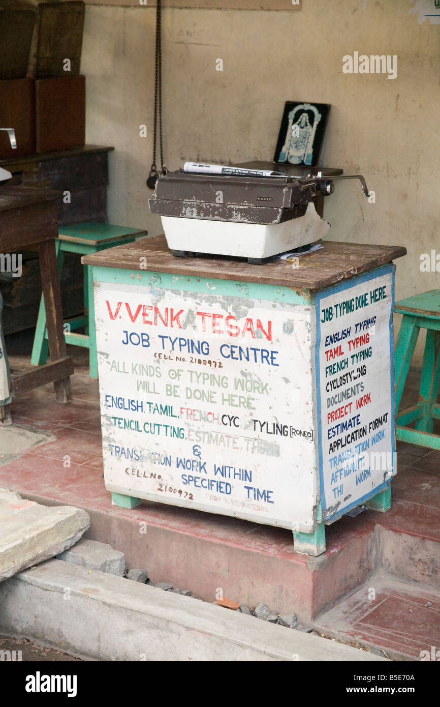 Un semplice stare solo con una macchina da scrivere la scrittura di pubblicità e servizi di traduzione in strada in Pondicherry India del Sud Foto Stock