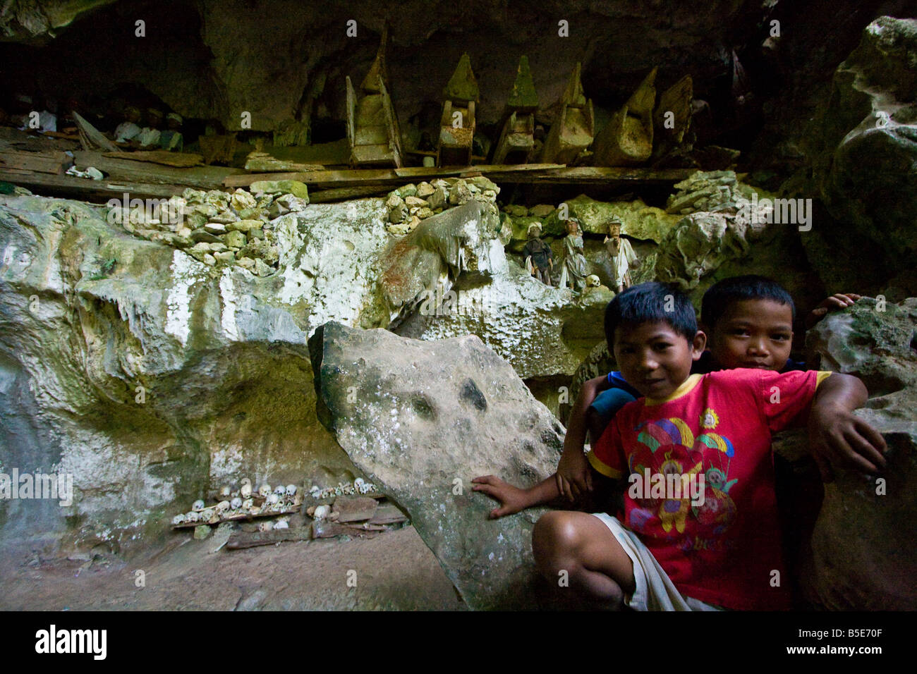 Tombe rupestri a Tampangallo in Tana Toraja su Sulawesi in Indonesia Foto Stock