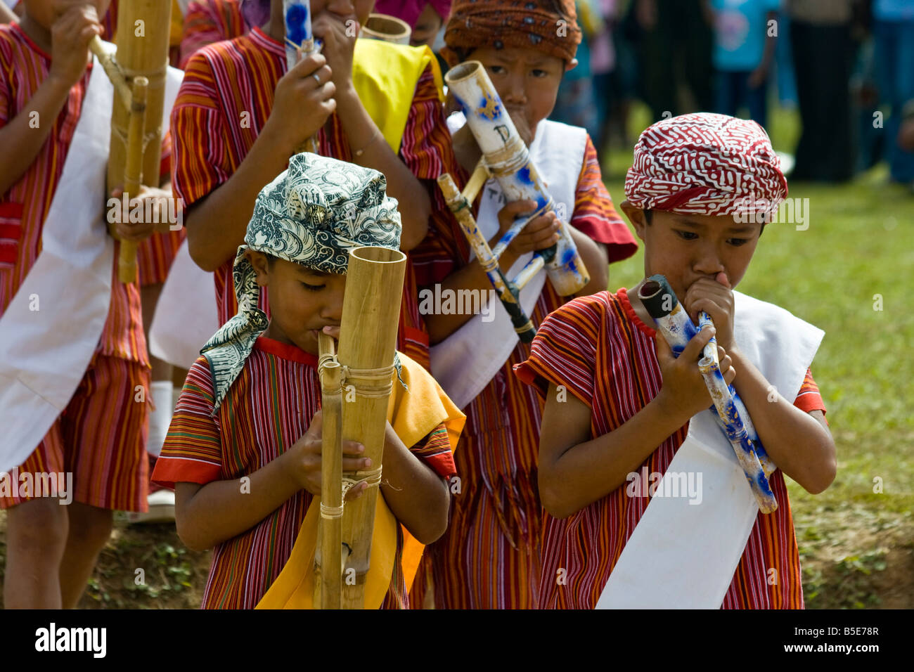 Bambini che giocano strumenti musicali tradizionali sulla Giornata Nazionale Festival in Rantepao su Sulawesi in Indonesia Foto Stock