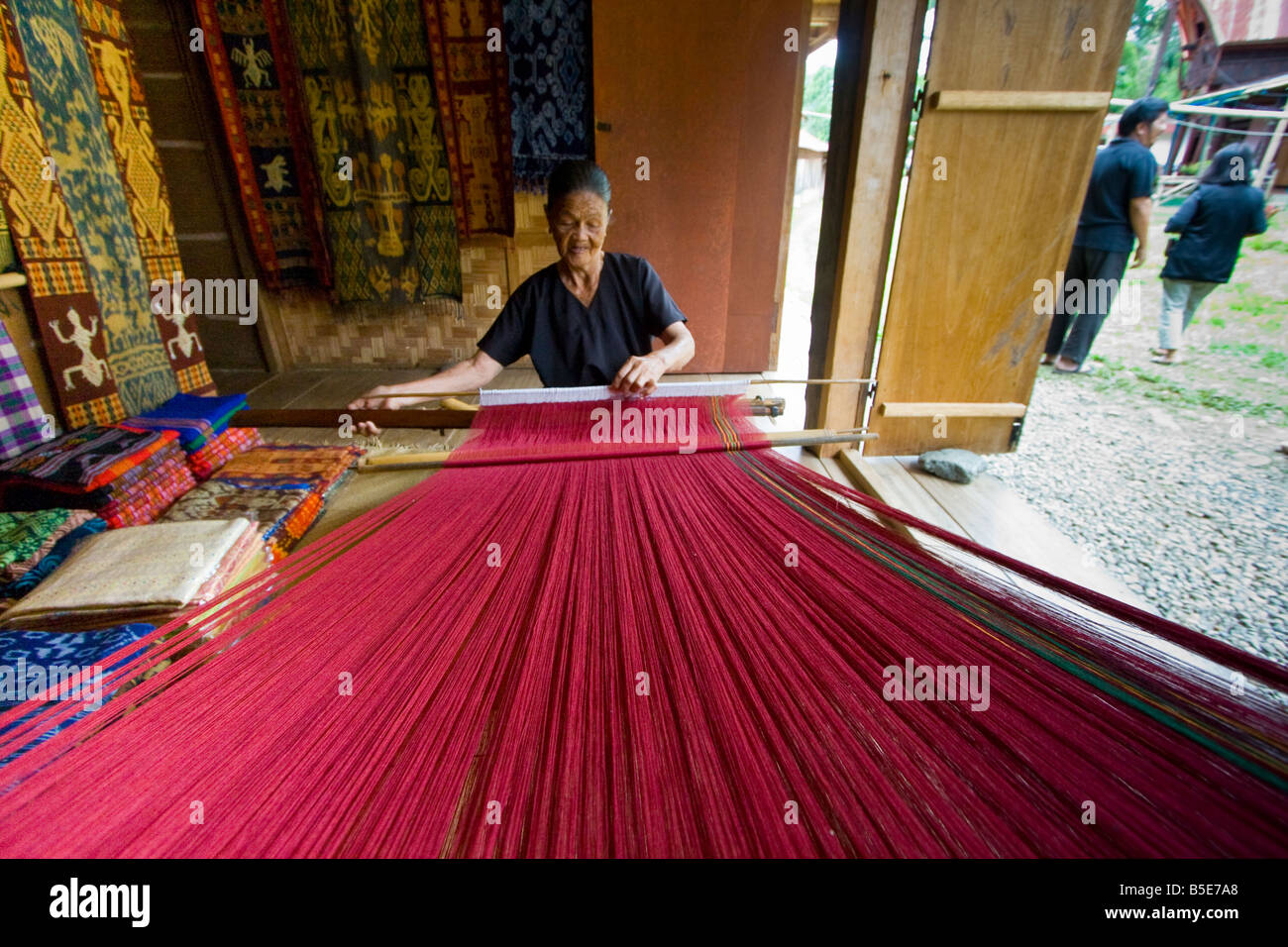 Tessitura ikat mostrando nel villaggio Sadan in Tana Toraja su Sulawesi in Indonesia Foto Stock