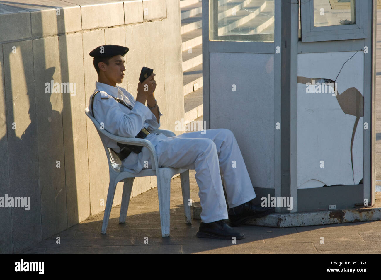 Turistica e di polizia di antichità la lettura del Corano al Tempio di Karnak a Luxor Egitto Foto Stock