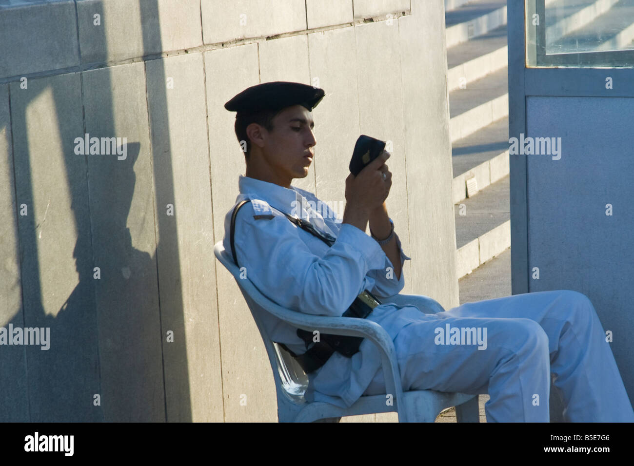 Turistica e di polizia di antichità la lettura del Corano al Tempio di Karnak a Luxor Egitto Foto Stock