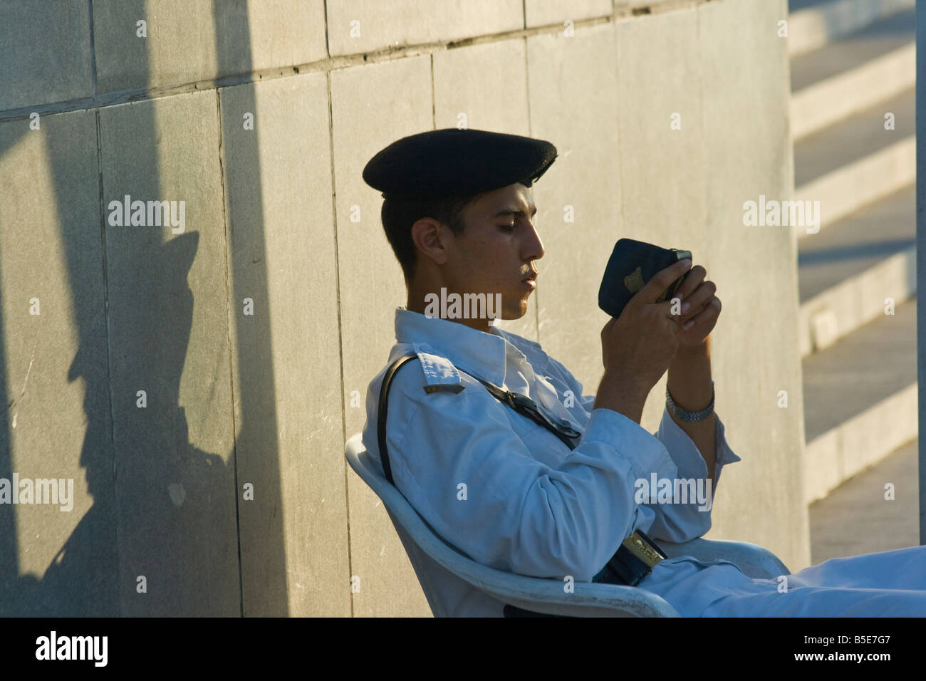 Turistica e di polizia di antichità la lettura del Corano al Tempio di Karnak a Luxor Egitto Foto Stock
