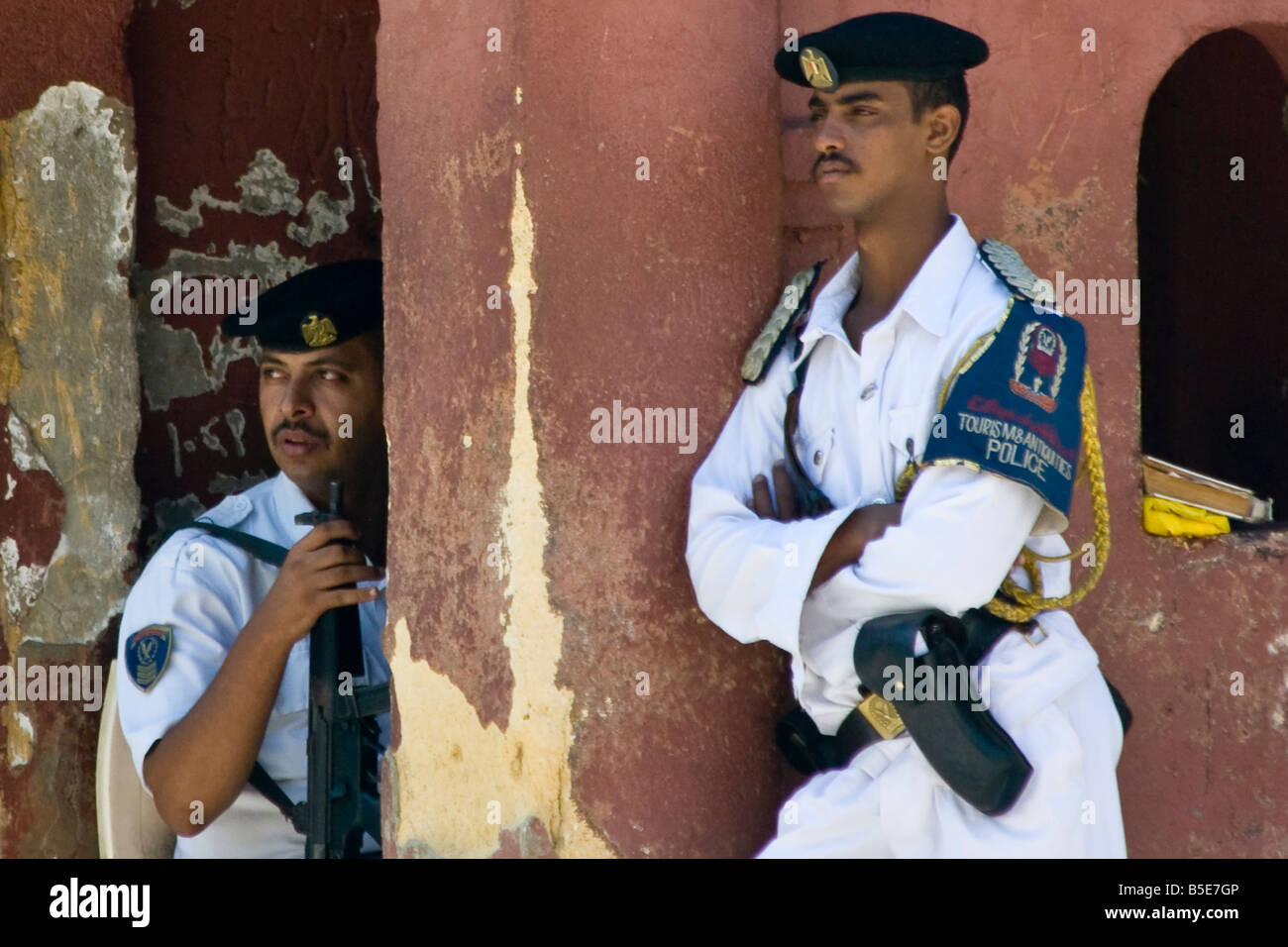 Turisti armati ed antichità di polizia in Il Cairo Egitto Foto Stock