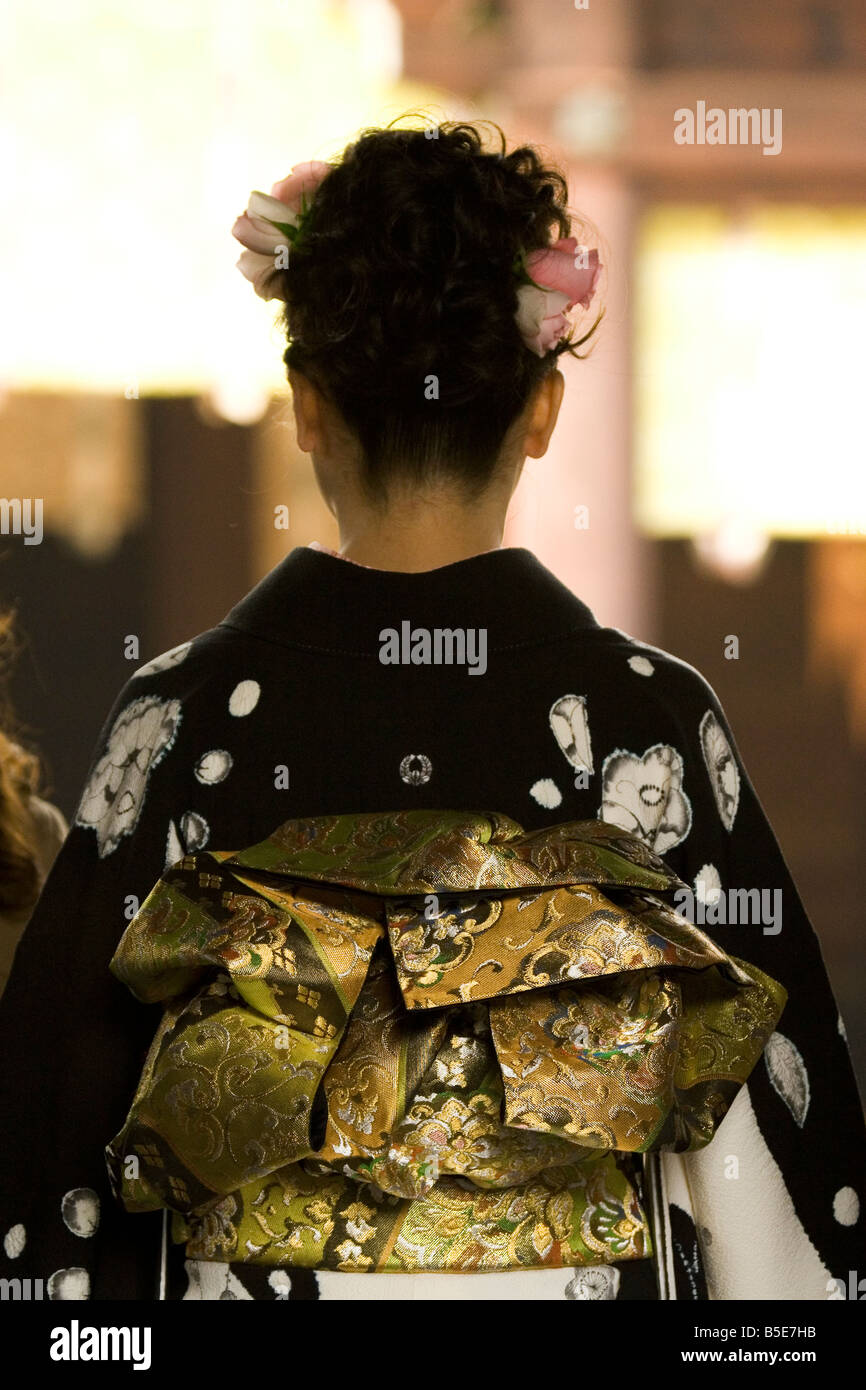Una donna giapponese indossa un kimono con un grande obi di seta al Tempio di Meiji in Tokyo, Giappone. Foto Stock