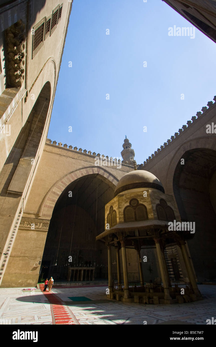 All'interno del sultano Hassan Moschea Islamica in Il Cairo Egitto Foto Stock