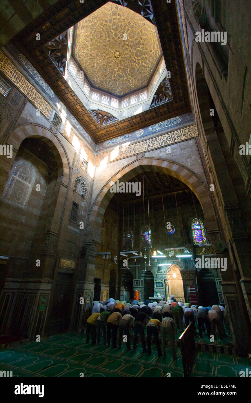 Gli uomini di pregare all'interno Al Ghouri Moschea Islamica in Il Cairo Egitto Foto Stock