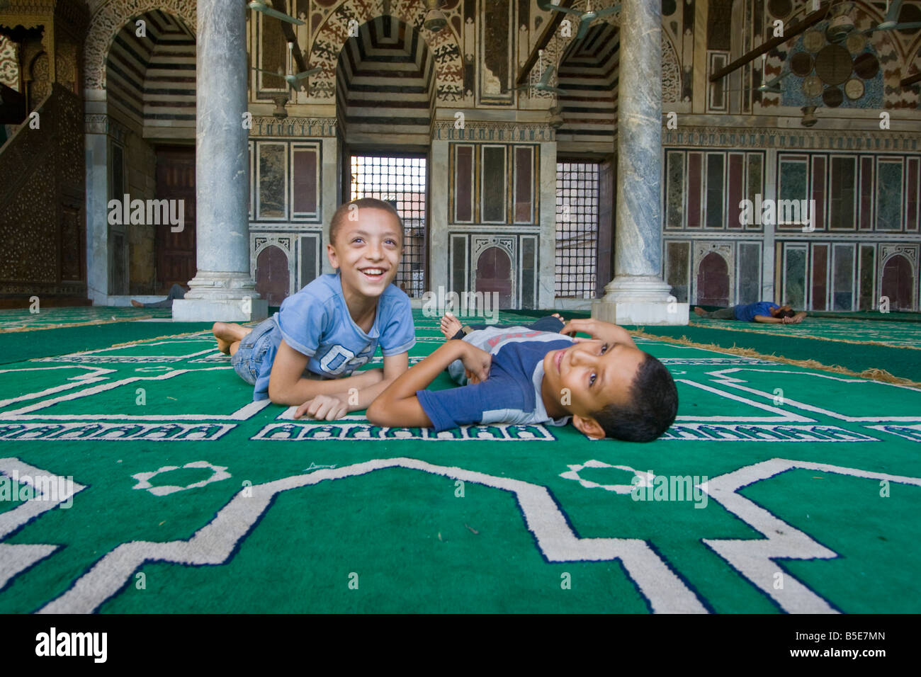 Ragazzi dentro al Ghouri moschea e Madrassa islamica in Il Cairo Egitto Foto Stock