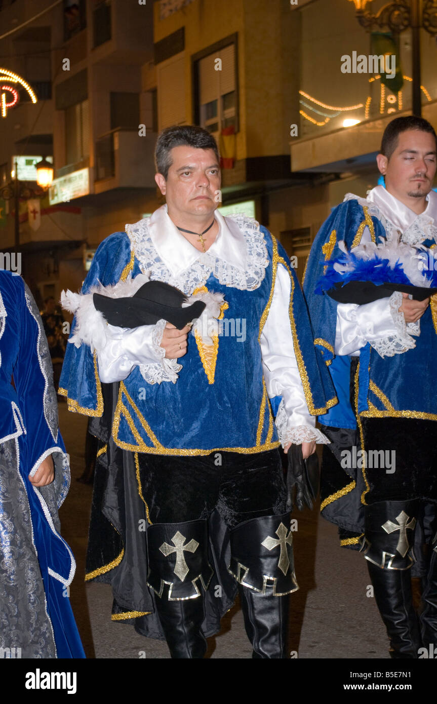 La gente di uomini in tradizionale costume cristiano al Fiesta di Mori e Cristiani Guardamar del Segura Costa Blanca Spagna Feste spagnole Foto Stock