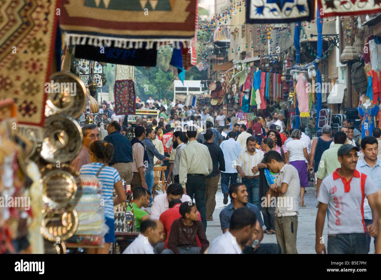 Il Gran Bazar di Khan Al Khalili in Cairo Islamico Egitto Foto Stock
